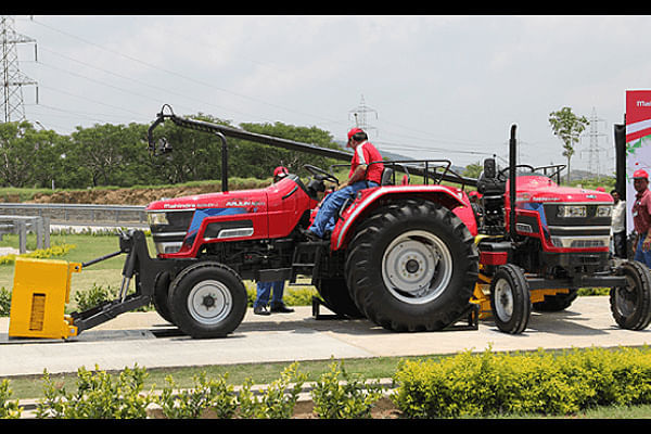 Mahindra Arjun Novo 605 Di-i-with AC Cabin Mahindra Arjun Novo 605 Di-i-with AC Cabin